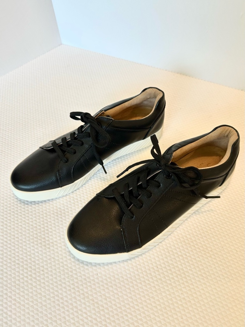 SOUL Naturalizer Neela Black Sneaker & White Sole Arch Heel Support Ultra Soft